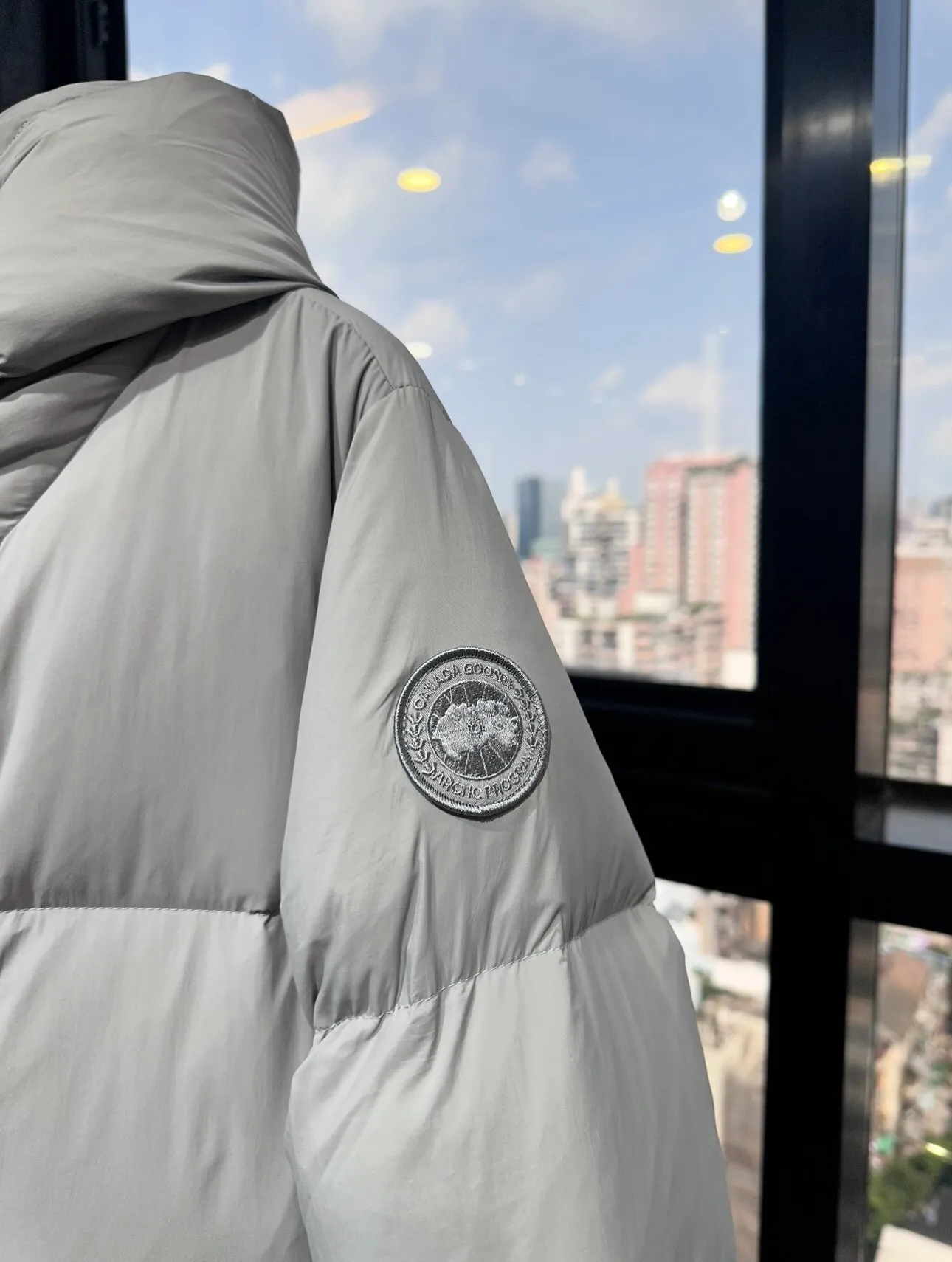 P1100 Top-quality original Canada Goose new model for autumn and winter. It is warm and has no sense of restraint. It is made of national standard 90 white duck down. It is light and elegant, giving you all-round warmth! The appearance of the upper body is more classy and stylish, allowing warmth and grace to go hand in hand. The multiple car lines on the center line are strict and symmetrical, keeping warm and waiting. The logo on the chest embellishes the whole piece! The unique taste goes deep into the bone marrow. It is age-reducing and full of warmth. It has a simple and elegant look and has the same color for men and women. Black Gray Size: XS-S M L